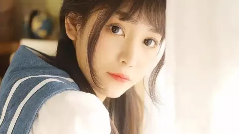 云南男子骑鸵鸟上路