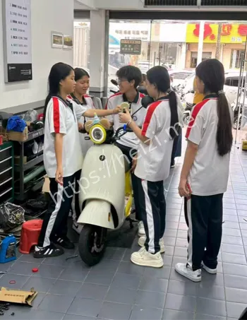 学校奶茶店早恋视频