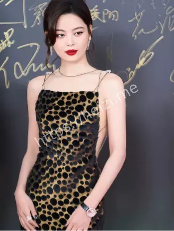 辛芷蕾扛住了外媒镜头